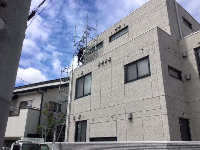 足場を組んだ建物