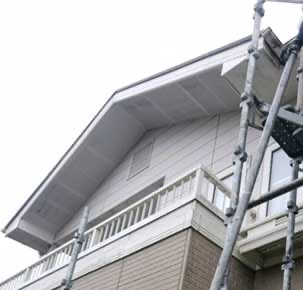 足場を組んだ住宅の矢切部分
